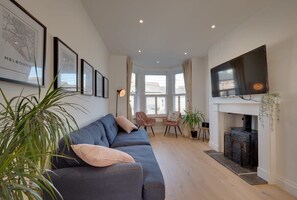 TV, fireplace, stereo, offices - Modern & homely 2-bed - close to BEACH (Devon)