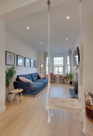 TV, peis, stereoanlegg og kontorer