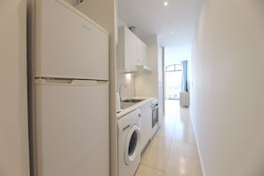 Een koelkast, een oven, een waterkoker, een broodrooster