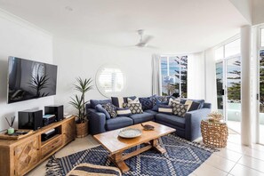 Fernseher, DVD-Player, Stereoanlage, Arbeitsbereiche