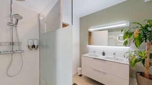 Dusche, Haartrockner, Handtücher, Seife