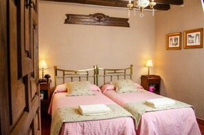 6 bedrooms, desk, iron/ironing board, travel crib - El Huerto de Candeleda (candeleda)