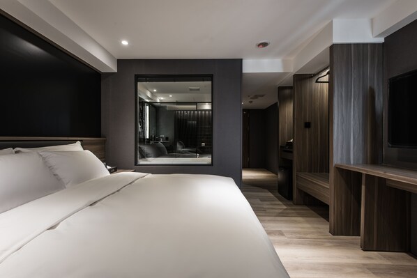 Cubrecamas, minibar con artículos gratuitos y cortinas blackout 