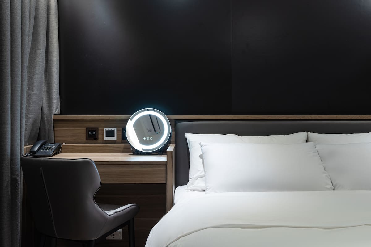 Small Double Room for single | Donzen dekbedden, een gratis minibar, verduisterende gordijnen