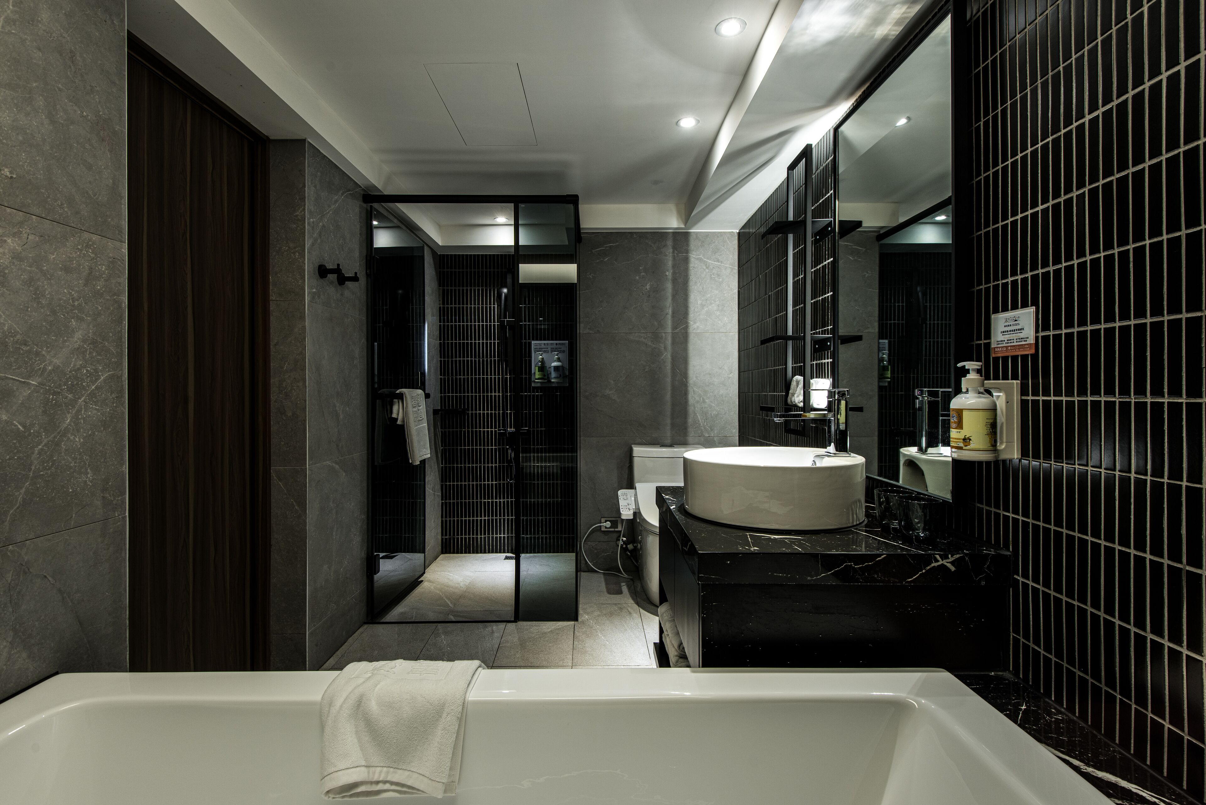 Un baño moderno con bañera, lavamanos y cabina de ducha.