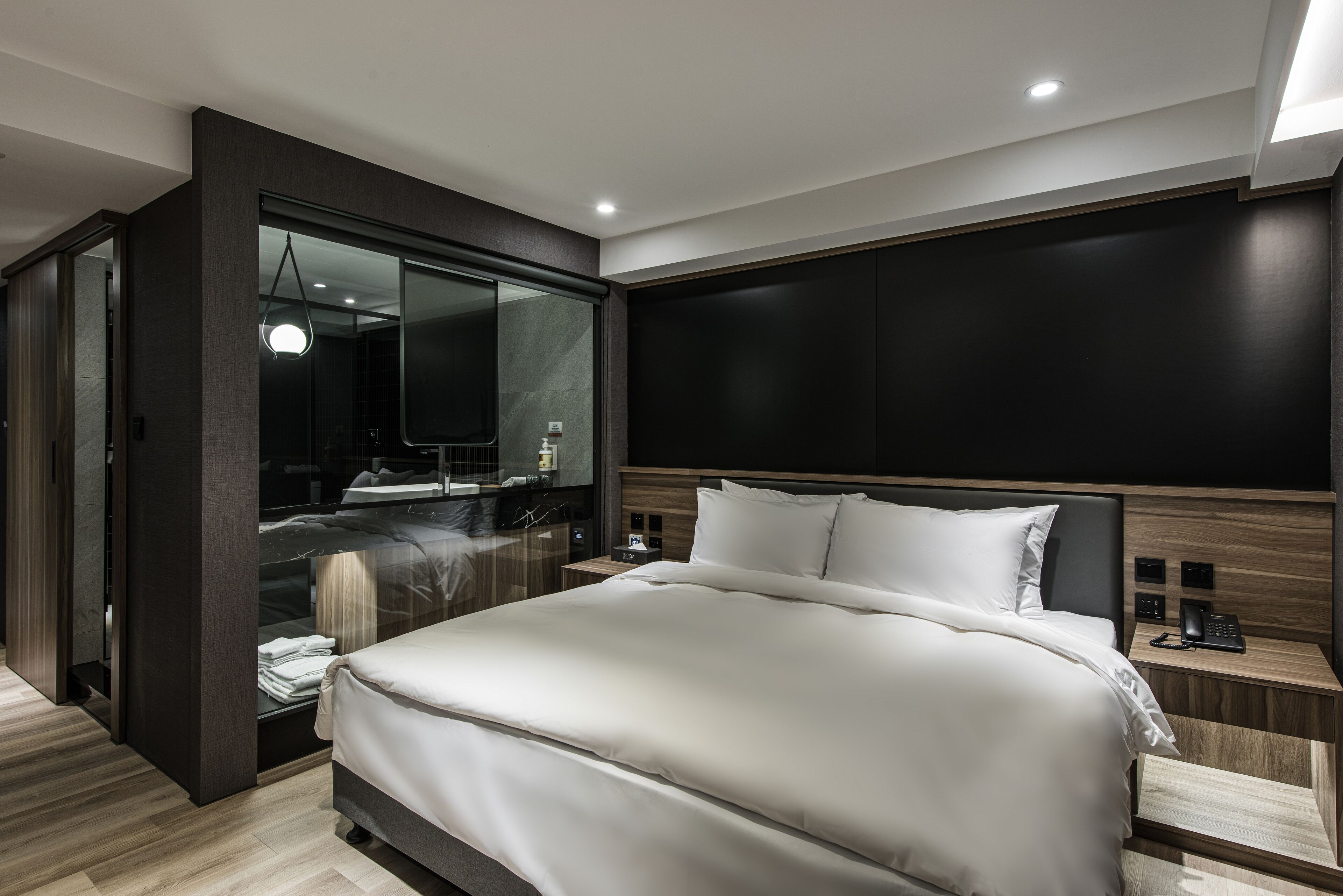 Queen Room | Down duvets, free minibar, blackout curtains, soundproofing