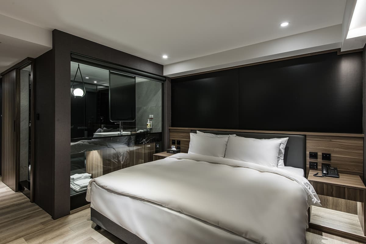 加大双人床房 | 羽绒被、迷你吧(备有免费物品)、遮光窗帘、隔音