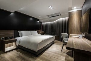 Superior Queen Room | Selimut bulu angsa, minibar gratis, tirai kedap cahaya, dan kedap suara