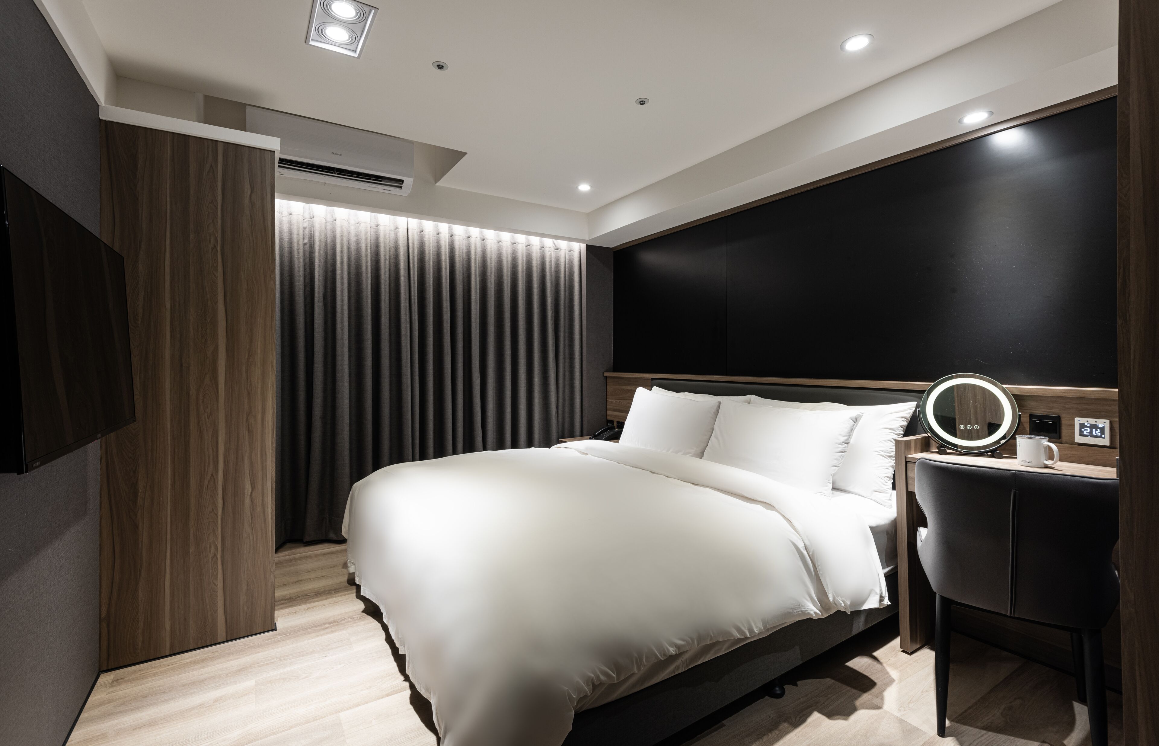 Small Double Room | Down duvets, free minibar, blackout curtains, soundproofing