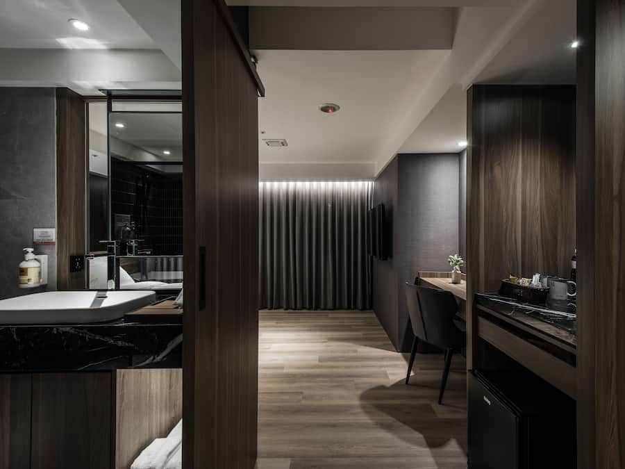 Queen Room | Down comforters, free minibar, blackout drapes, soundproofing
