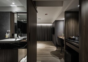 Queen Room | Down comforters, free minibar, blackout drapes, soundproofing