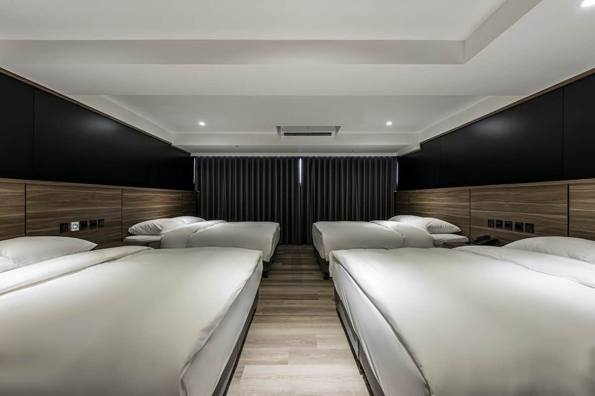 Room for 8 | Donzen dekbedden, een gratis minibar, verduisterende gordijnen