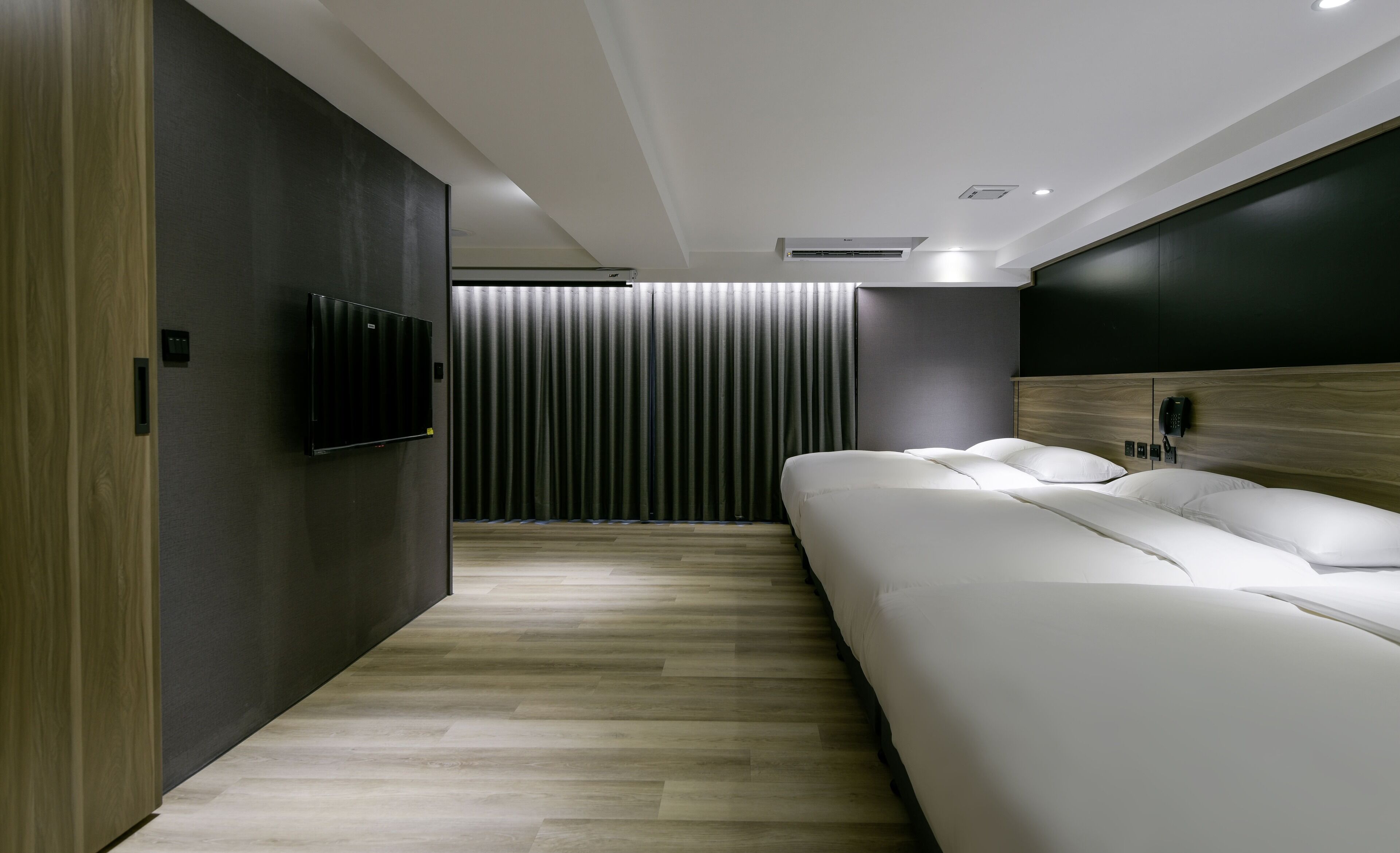 Room for 6 | Down duvets, free minibar, blackout curtains, soundproofing