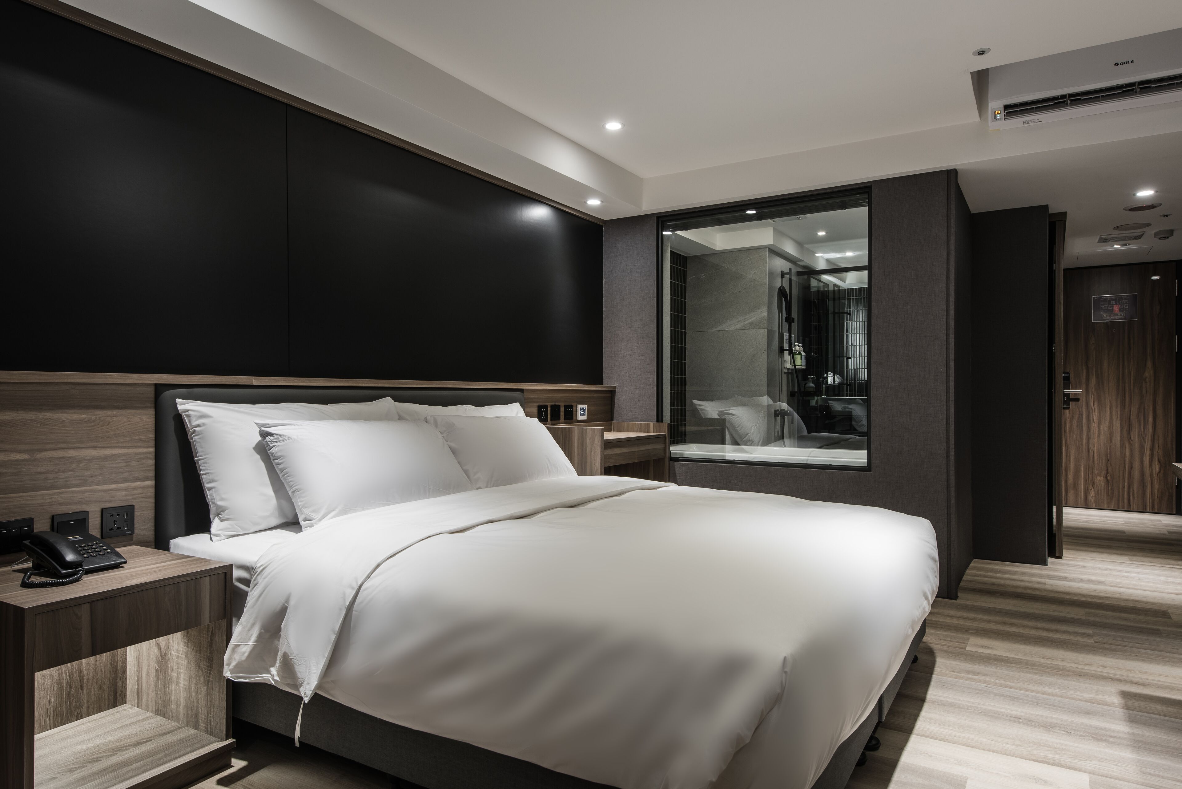 Superior Queen Room | Down duvets, free minibar, blackout curtains, soundproofing