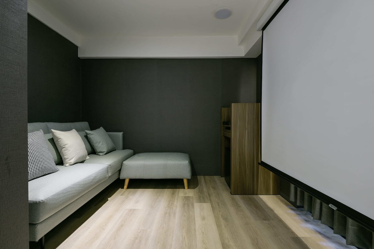 Room for 6 | Woonkamer | Een 50-cm flatscreentelevisie met digitale zenders
