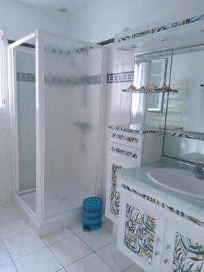 Douche, sĂšche-cheveux, papier toilette