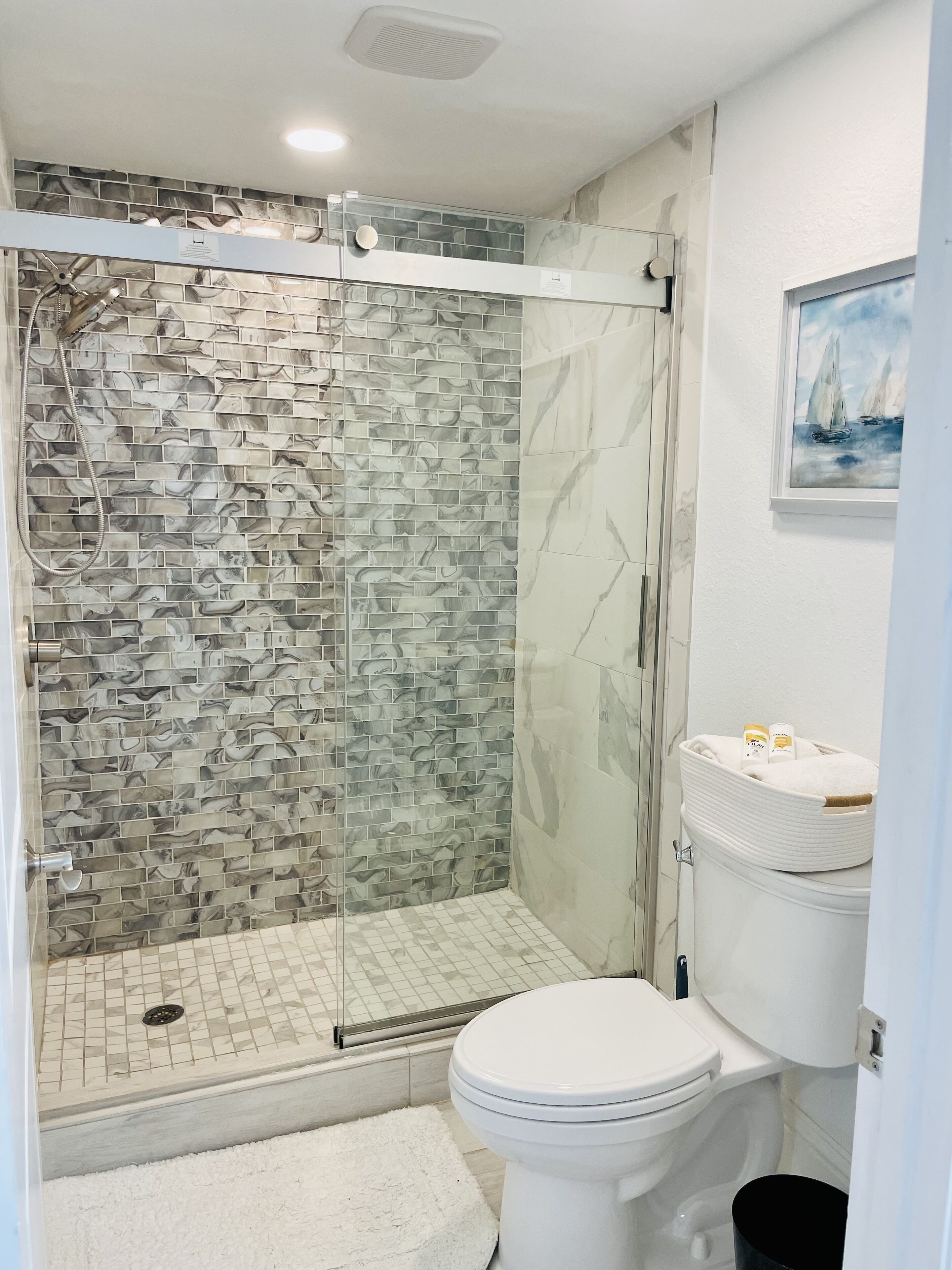 Combined shower/bathtub, hair dryer, towels, soap
