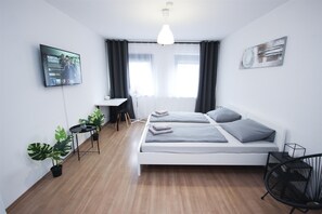 4 Schlafzimmer, Schreibtisch, Bügeleisen/Bügelbrett, Reisekinderbett