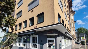 A building with a restaurant named "Cavallo Spaghetti" on the ground floor.