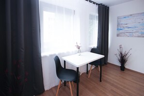 Dining - City location 4 rooms 7 Beds Balcony Netflix INET (Stuttgart)