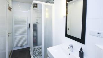 Dusche, Haartrockner, Handtücher, Seife