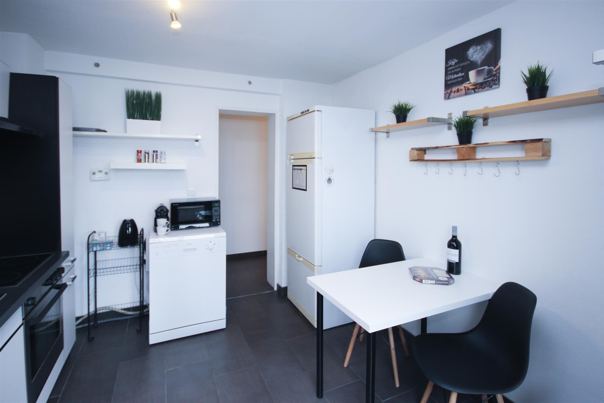 Kühlschrank, Mikrowelle, Ofen, Herdplatte
