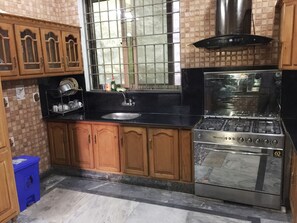 Geladeira, micro-ondas, cooktop, chaleira elétrica