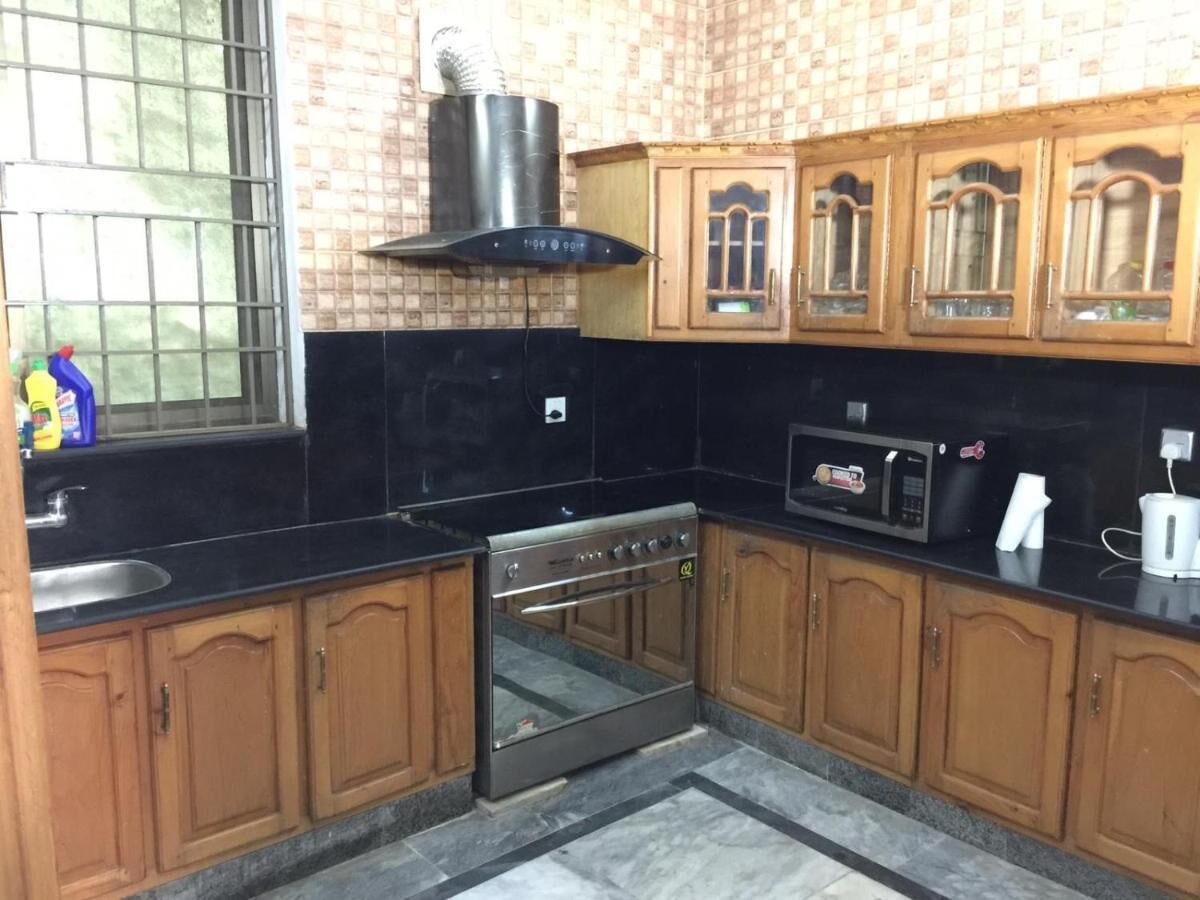 Frigorifero, microonde, piano cottura, bollitore elettrico