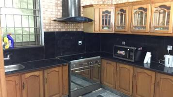 Frigorifero, microonde, piano cottura, bollitore elettrico