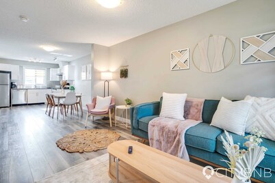 Westwood. Sleeps 8. Central. 1GB Fiber Optic. A/C