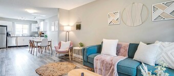 Westwood. Sleeps 8. Central. 1GB Fiber Optic. A/C