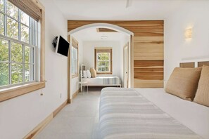 3 bedrooms, desk, iron/ironing board, WiFi - ‘Driftwood’ - Downtown Private Cottage (Charleston)