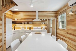 Fridge, microwave, oven, stovetop - ‘Driftwood’ - Downtown Private Cottage (Charleston)