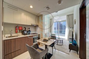 ثلاجة، ميكروويف، فرن، موقد طهي مس�طح