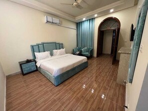 Tabla de planchar con plancha, wifi gratis y ropa de cama 