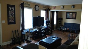 Télévision, jeux vidéo, espaces bureaux