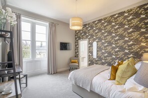 Deluxe King Room | Individuelt dekorert, individuelt innredet og strykejern/-brett