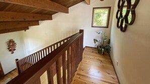 Una escalera de madera con barandilla que lleva a una plataforma.
