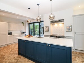 Frigorifero, lavastoviglie, bollitore elettrico, tostapane