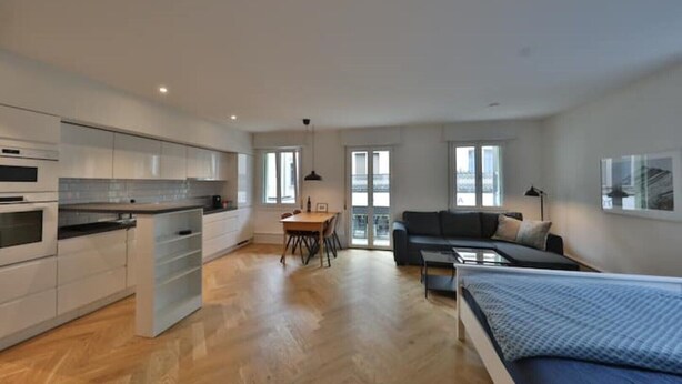Un apartamento moderno con cocina, comedor y sala de estar.