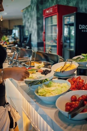 Daily cooked-to-order breakfast (TRY 600 per person) - World DREAMS Forest (Sapanca)