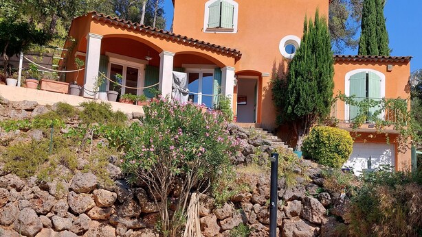 A Mediterranean-style villa with a swimming pool, stone walls, and lush greenery. - Magnifique Villa Provençale Entre Golfe de St Tropez et Verdon (Vidauban)