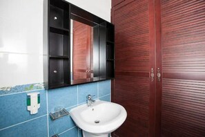 Douche, serviettes fournies, savon, papier toilette
