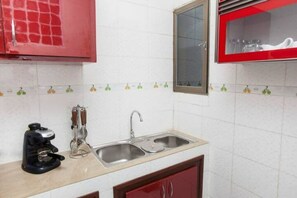 Kühlschrank, Mikrowelle, Herdplatte, Wasserkocher mit Kaffee-/Teezubehör