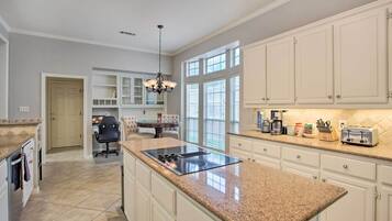 Jääkaappi, mikroaaltouuni, liesi, astianpesukone