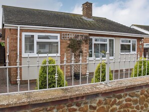 Property grounds - A seaside delight having a sandy beach, shops and pubs all nearby. (Heacham)