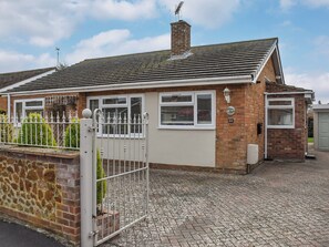 Exterior - A seaside delight having a sandy beach, shops and pubs all nearby. (Heacham)