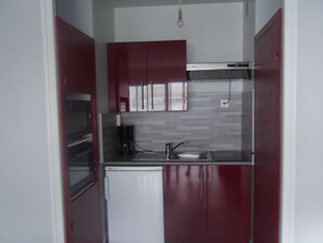 Jääkaappi, mikroaaltouuni, uuni, liesi