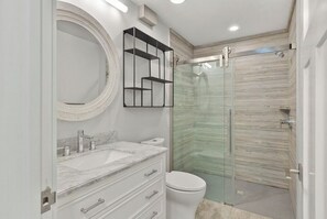 Ensemble douche/baignoire, sèche-cheveux, serviettes fournies, savon