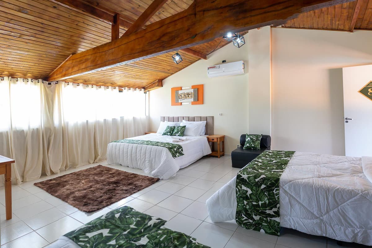 Habitación familiar | Minibar, sistema de insonorización, wifi gratis y ropa de cama